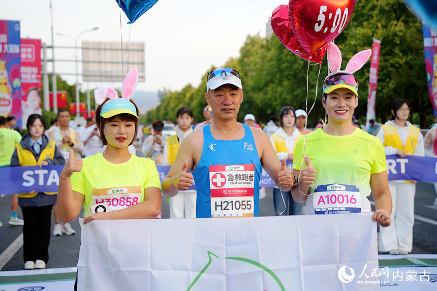 赛前合影。人民网记者 张雪冬摄