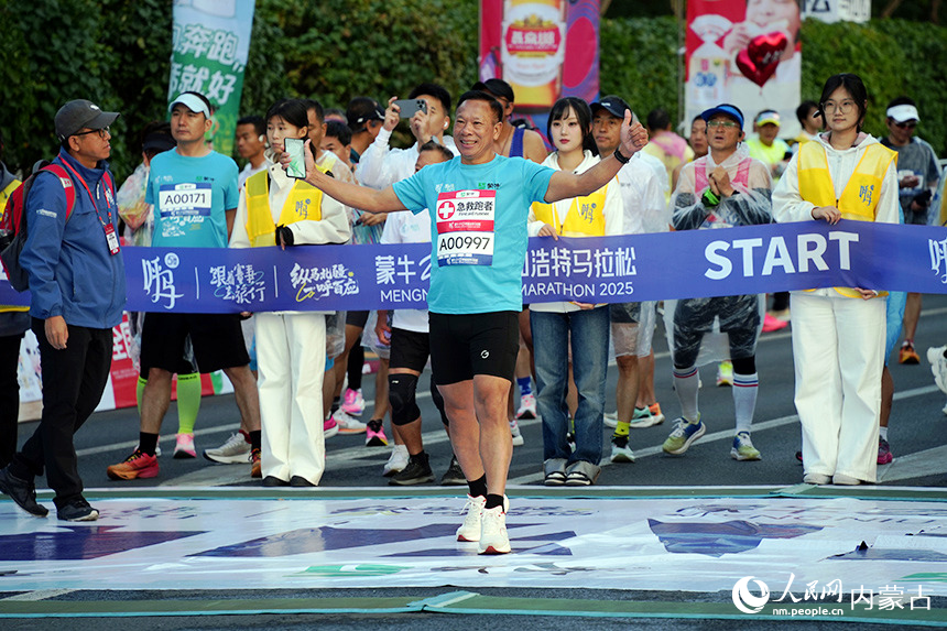 赛前合影。人民网记者 张雪冬摄