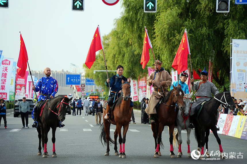 赛前马队助威。人民网记者 张雪冬摄