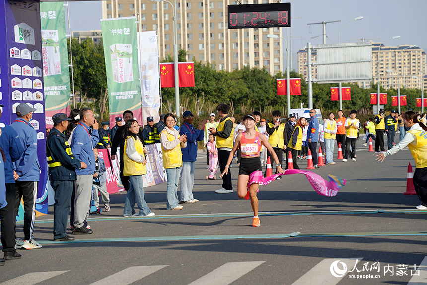 选手冲过终点。人民网记者 张雪冬摄