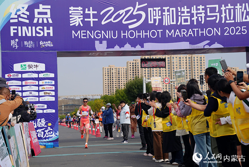 选手冲过终点。人民网记者 张雪冬摄