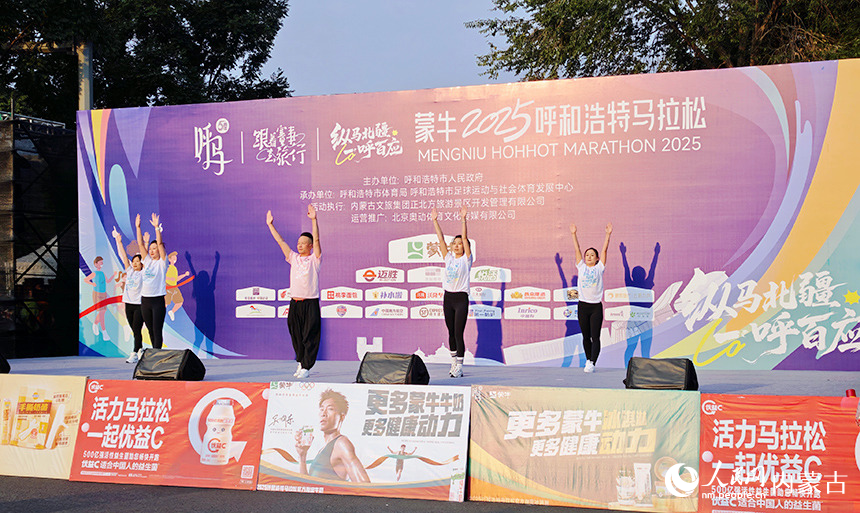 赛前热身。人民网记者 张雪冬摄