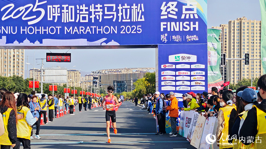 选手冲过终点。人民网记者 张雪冬摄