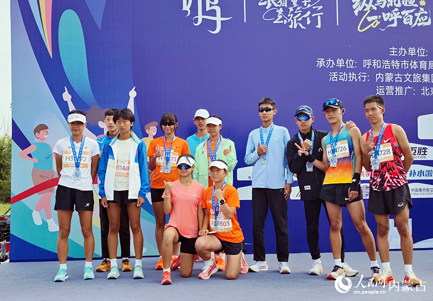 赛后选手合影留念。人民网记者 张雪冬摄