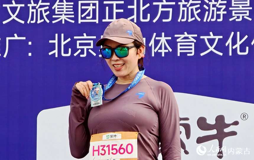 赛后选手拍照留念。人民网记者 张雪冬摄