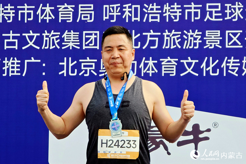 赛后选手拍照留念。人民网记者 张雪冬摄