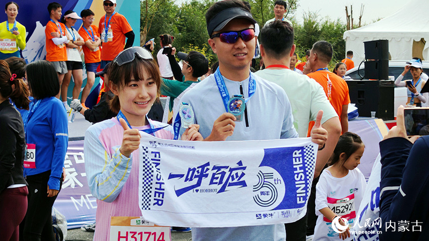 赛后选手拍照留念。人民网记者 张雪冬摄