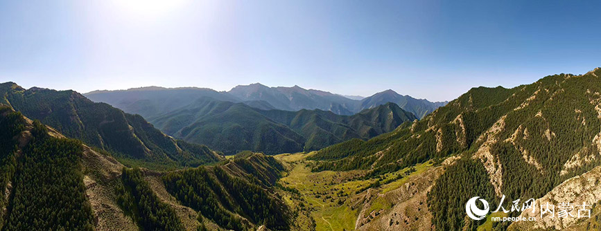 贺兰山美景。人民网记者 齐浩男摄