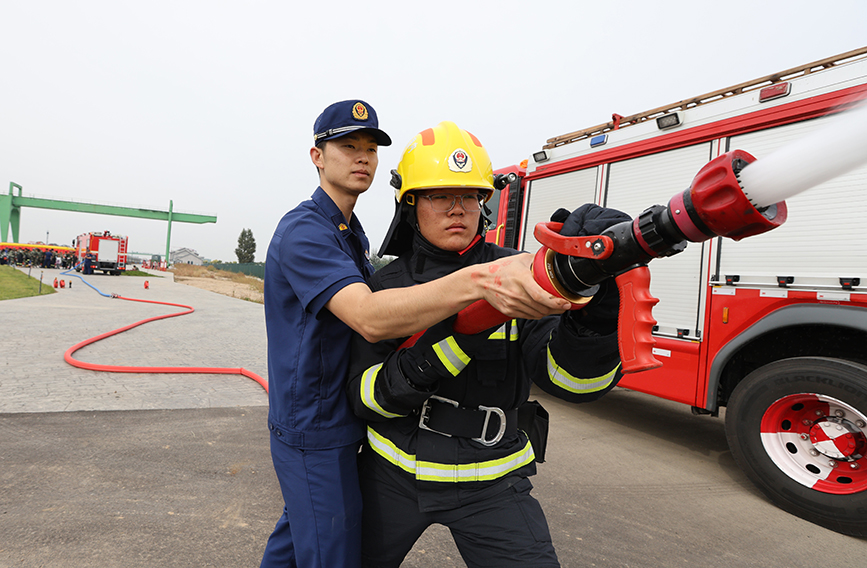 呼和浩特市大黑河军事文化乐园的“火焰蓝科普驿站”迎来首批参观体验的游客