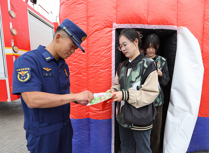 呼和浩特市大黑河军事文化乐园的“火焰蓝科普驿站”迎来首批参观体验的游客