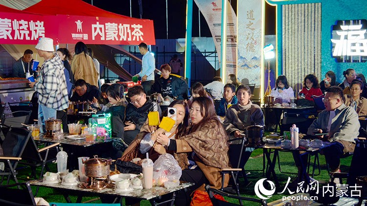 现场除了有精彩演出，更有特色美食和文创打卡点供市民品尝和拍摄体验。人民网记者 张力洋摄