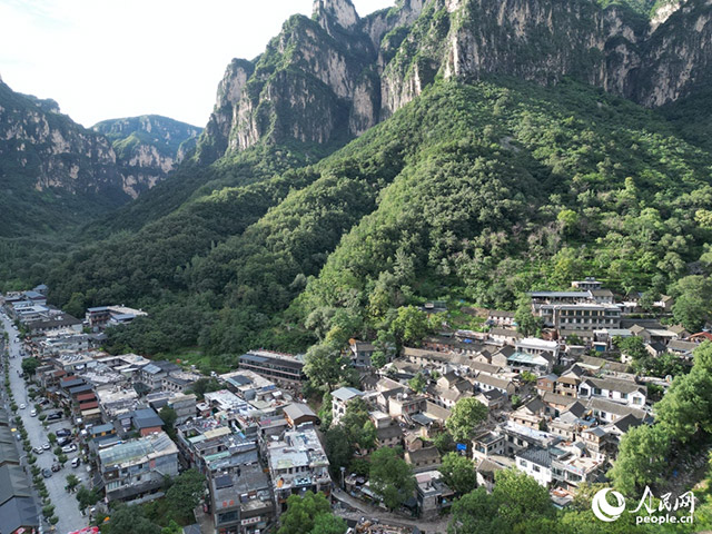 萬仙山裡的民宿集群。人民網記者 尚明楨攝