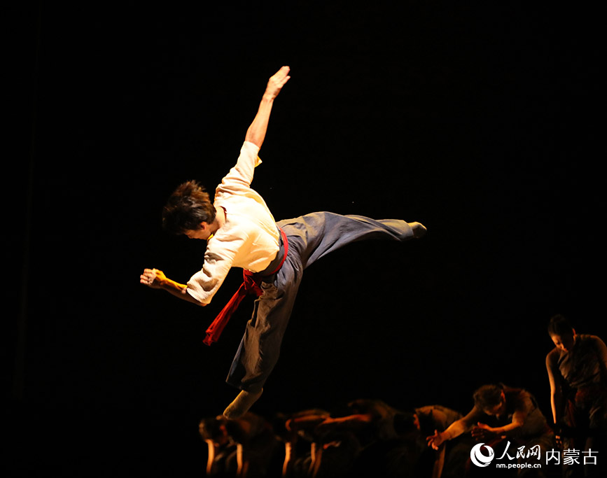 舞蹈作品《母亲桥》。人民网记者 齐浩男摄