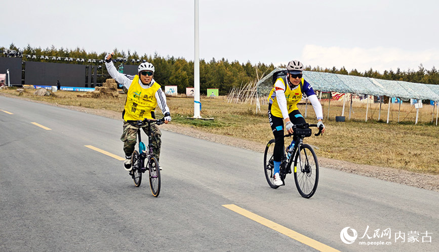 骑行爱好者在骑行途中享受骑行乐趣。人民网记者 张雪冬摄