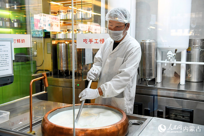 工人正在熬制鲜奶。实习生 王伊蕊摄
