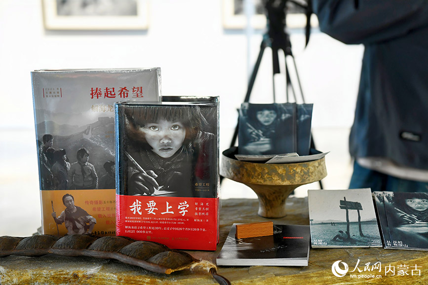 解海龙摄影作品国庆期间在呼和浩特雕塑艺术馆进行展出。实习生 王伊蕊摄