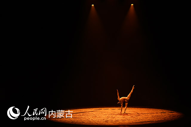 《抬头明亮，那时光 》表演现场。王磊摄