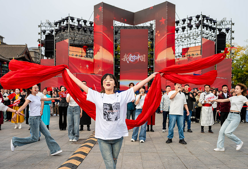 10月1日，内蒙古师范大学马克思主义学院的学子们参加“行走的思政课”快闪活动，祝福伟大祖国繁荣昌盛。丁根厚摄