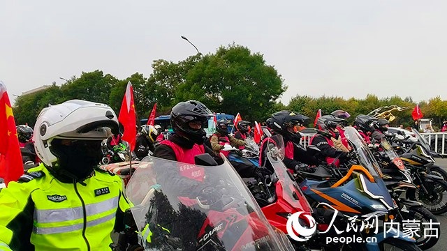 机车引领队伍蓄势待发。实习生 渐温婷摄