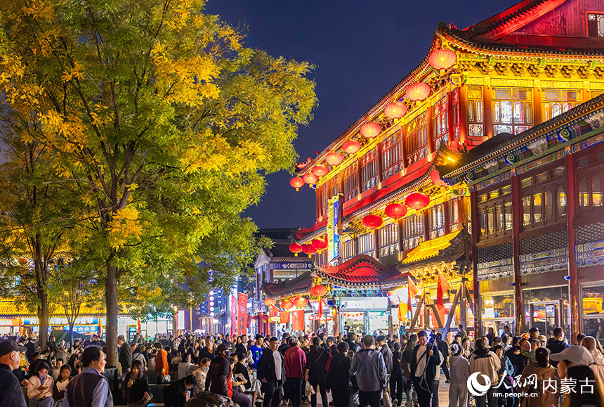 呼和浩特市玉泉区塞上老街旅游休闲街区游人如织。丁根厚摄