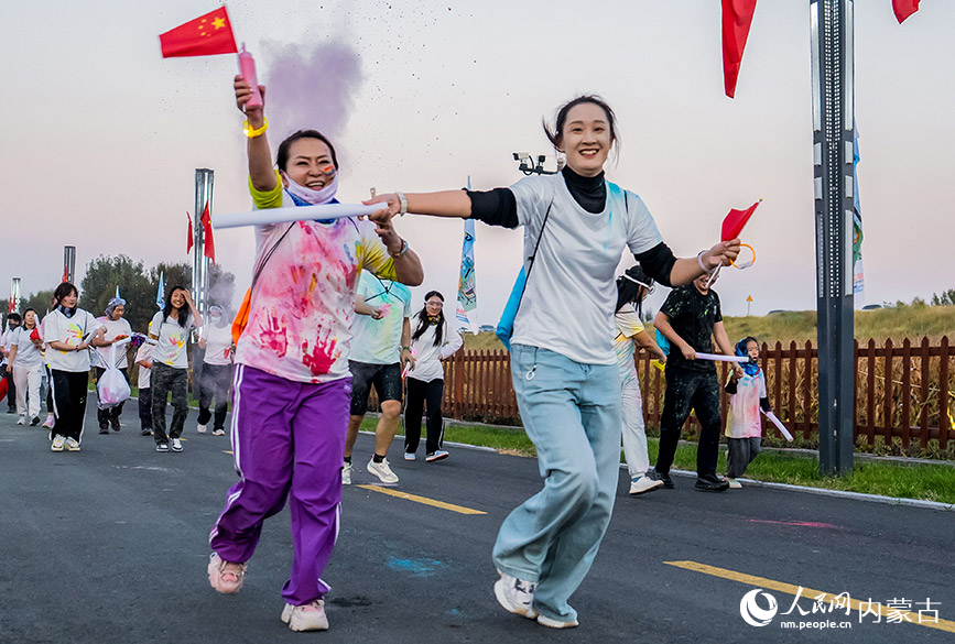 10月2日晚，呼和浩特市玉泉区清屿林夕房车营地，参加彩虹荧光跑活动的选手在荧光跑比赛中。丁根厚摄