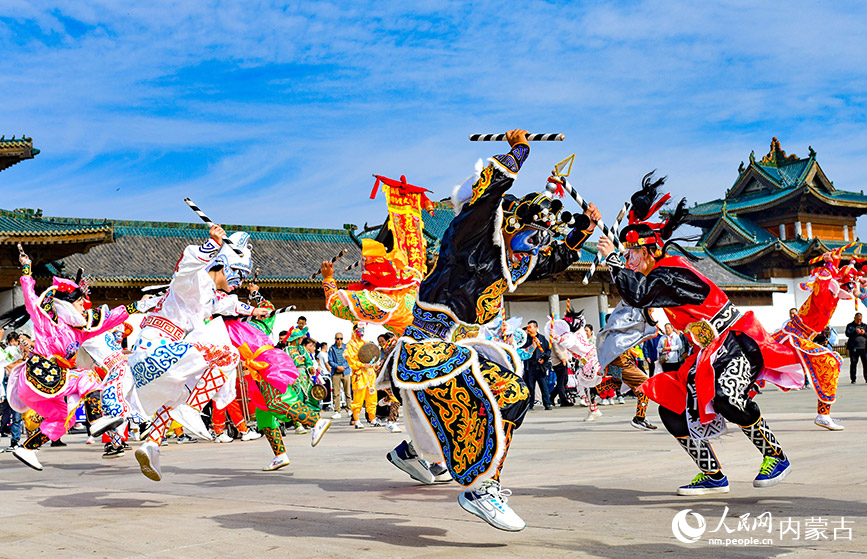 10月4日，民间艺人在鄂尔多斯市伊金霍洛旗鄂尔多斯文化产业园表演潮汕英歌舞。王正摄