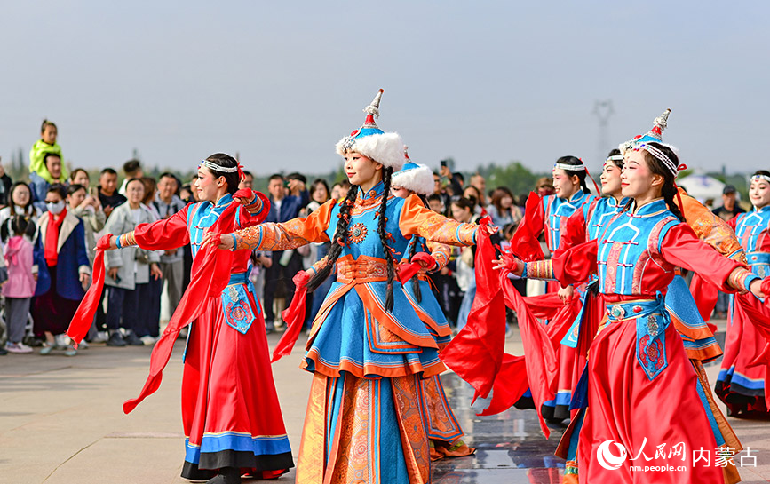 10月4日，演员在鄂尔多斯市伊金霍洛旗鄂尔多斯文化产业园表演快闪舞蹈。王正摄