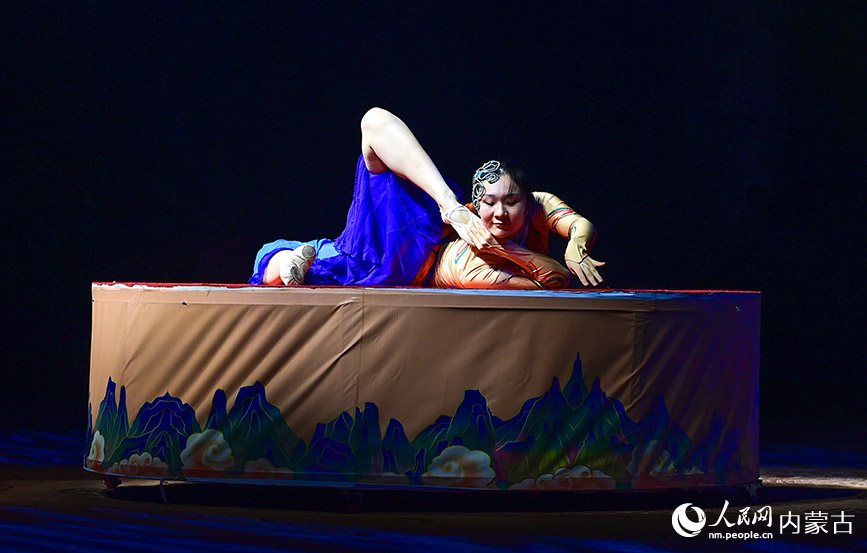 10月4日，演员在鄂尔多斯市伊金霍洛旗鄂尔多斯文化产业园沉浸式剧场表演杂技。王正摄