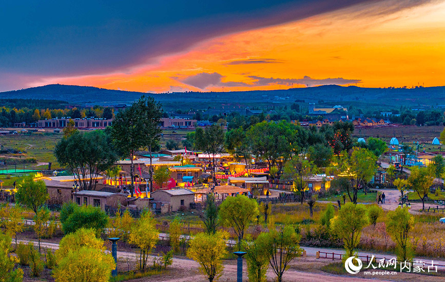 10月3日，游客在鄂尔多斯市伊金霍洛旗鄂尔多斯文化产业园柳树湾村休闲游玩（无人机照片）。王正摄