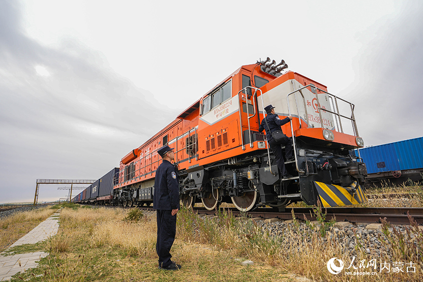 二连出入境边防检查站移民管理警察正在查验中欧班列。杨金烨摄