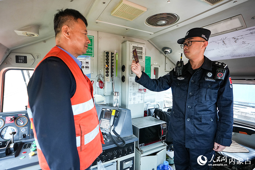 二连出入境边防检查站移民管理警察正在查验中欧班列。杨金烨摄