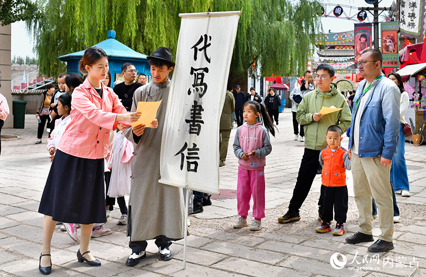 10月5日，演员在鄂尔多斯市伊金霍洛旗鄂尔多斯文化产业园影视拍摄基地沉浸式电影场景里表演。王正摄