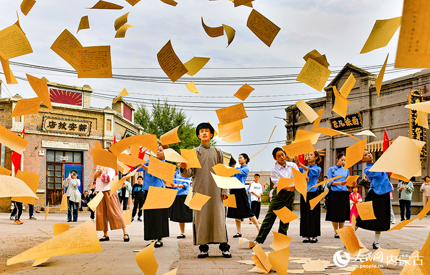 10月5日，演员在鄂尔多斯市伊金霍洛旗鄂尔多斯文化产业园影视拍摄基地沉浸式电影场景里表演。王正摄