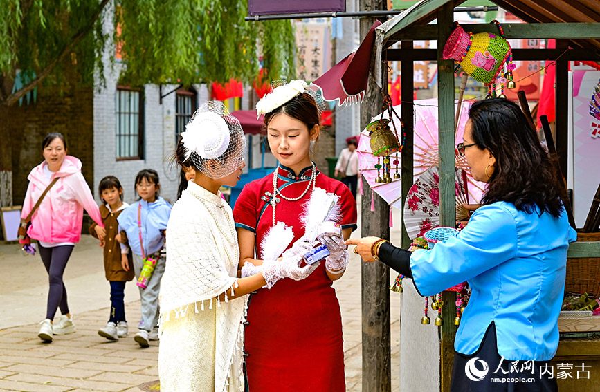 10月5日，演员在鄂尔多斯市伊金霍洛旗鄂尔多斯文化产业园影视拍摄基地沉浸式电影场景里表演。王正摄