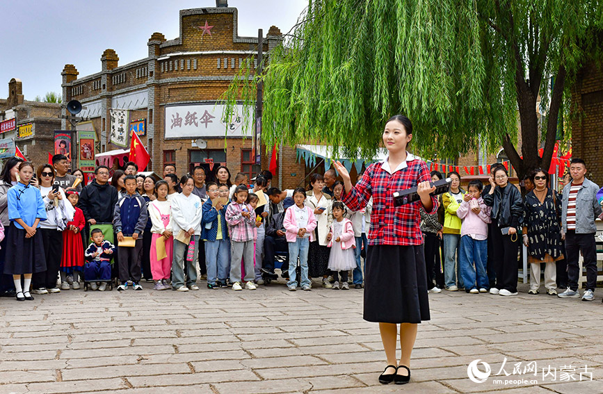 10月5日，演员在鄂尔多斯市伊金霍洛旗鄂尔多斯文化产业园影视拍摄基地沉浸式电影场景里表演。王正摄