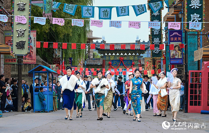 10月5日，演員在鄂爾多斯市伊金霍洛旗鄂爾多斯文化產業園影視拍攝基地沉浸式電影場景裡表演。王正攝