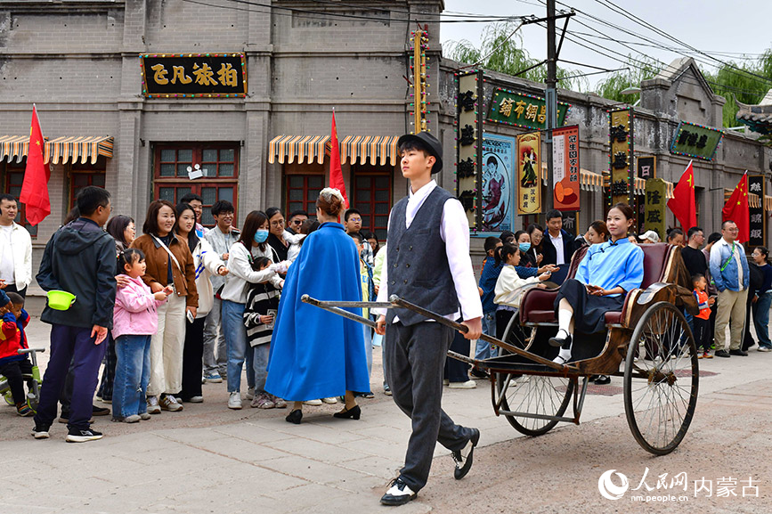 10月5日，演员在鄂尔多斯市伊金霍洛旗鄂尔多斯文化产业园影视拍摄基地沉浸式电影场景里表演。王正摄