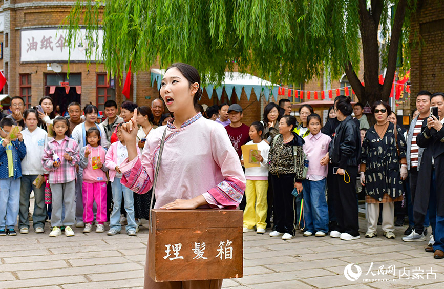 10月5日，演员在鄂尔多斯市伊金霍洛旗鄂尔多斯文化产业园影视拍摄基地沉浸式电影场景里表演。王正摄