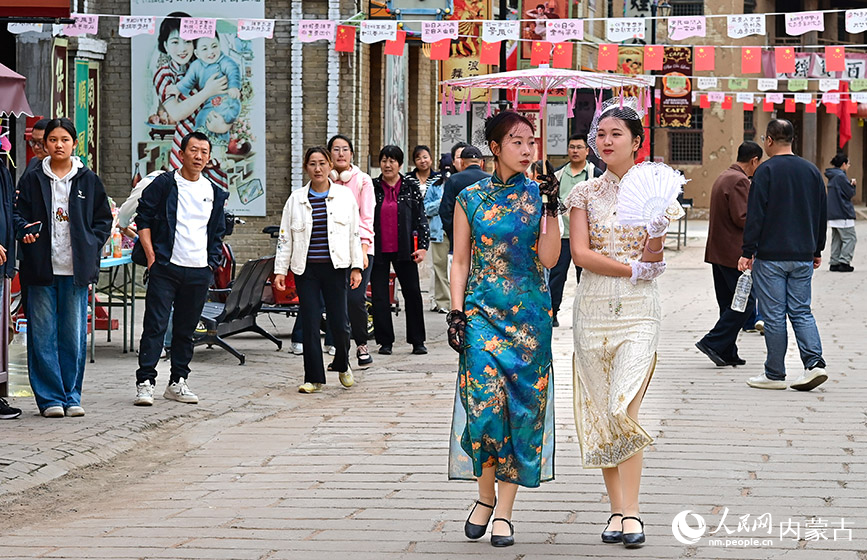 10月5日，演员在鄂尔多斯市伊金霍洛旗鄂尔多斯文化产业园影视拍摄基地沉浸式电影场景里表演。王正摄