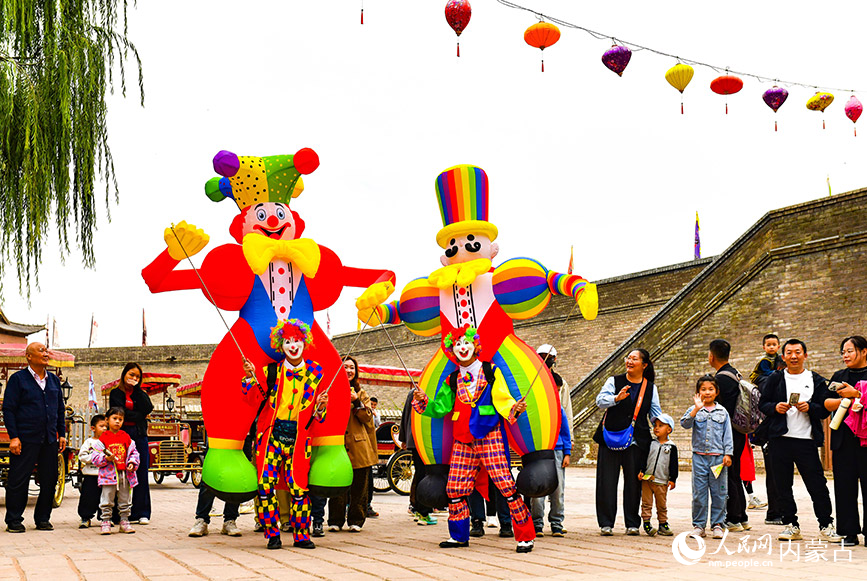 10月5日，演员在鄂尔多斯市伊金霍洛旗鄂尔多斯文化产业园影视拍摄基地沉浸式电影场景里表演。王正摄