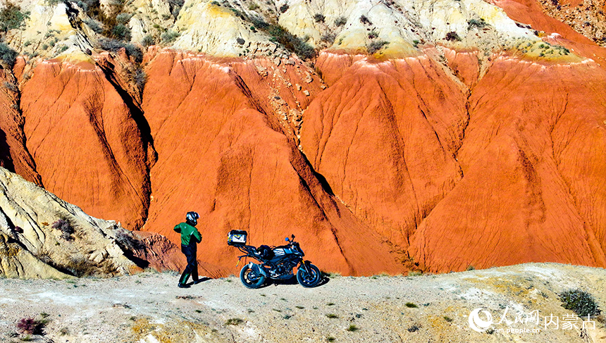 游客在紅崖台地游覽。王正攝