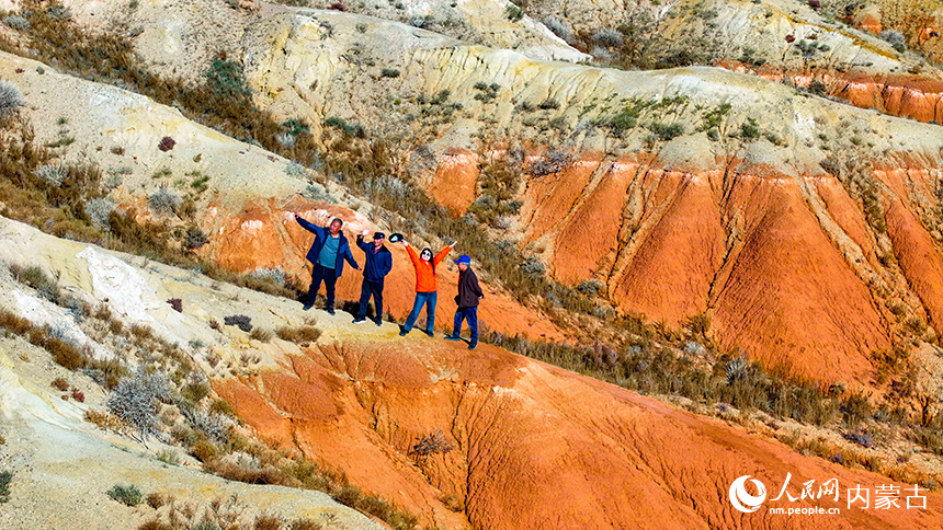 游客在紅崖台地游覽。王正攝