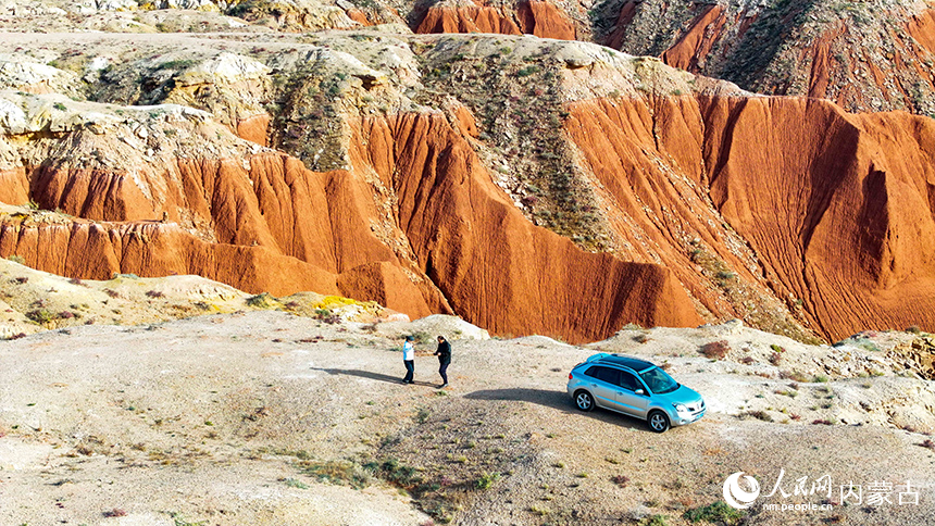 游客在紅崖台地游覽。王正攝