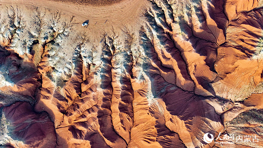 游客在紅崖台地游覽。王正攝