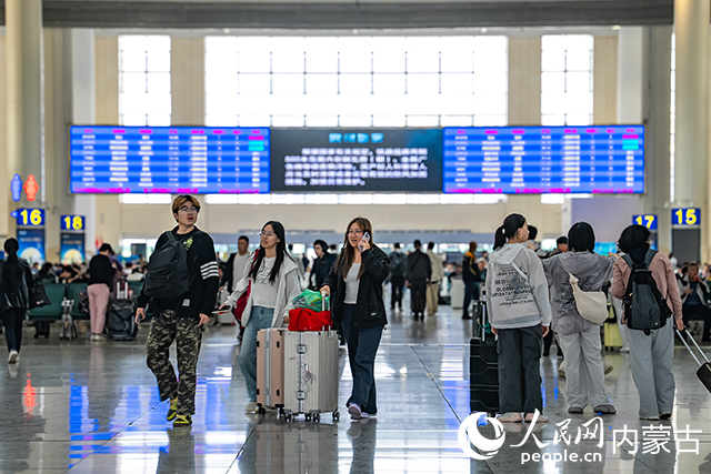 呼和浩特东站旅客正在候车厅候车。杨颐摄