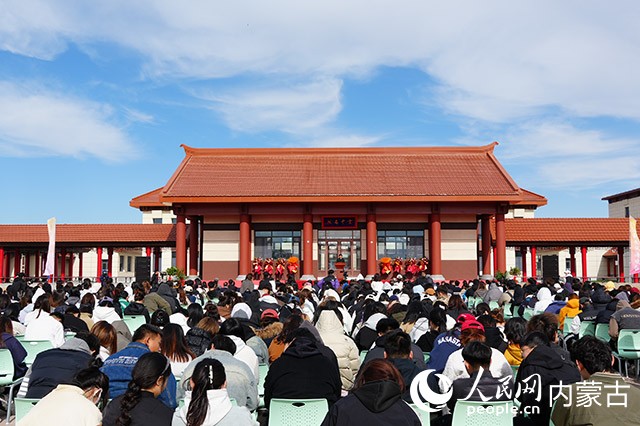 内蒙古鸿德文理学院云中校区落成典礼现场。实习生 牛佳摄