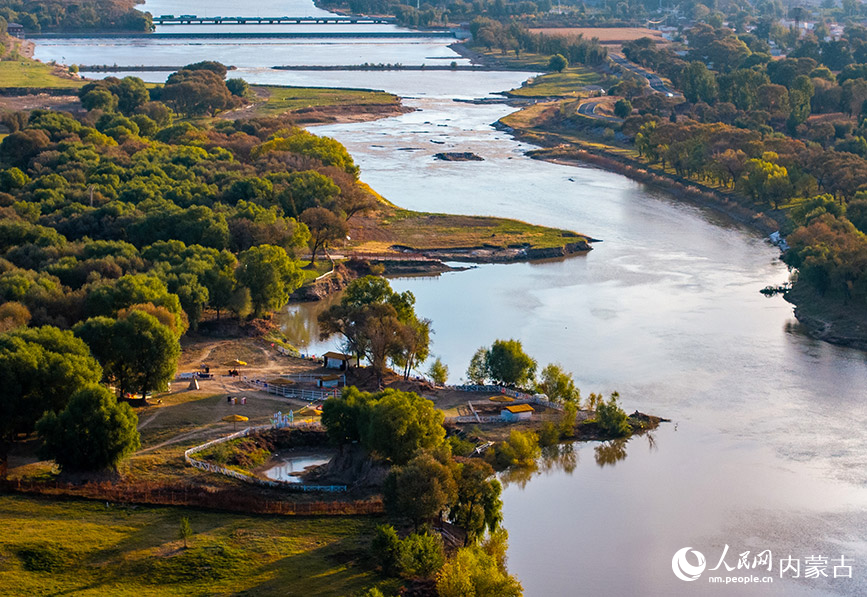 10月20日，呼和浩特市玉泉区大黑河郊野公园秋意正浓、景美如画。丁根厚摄