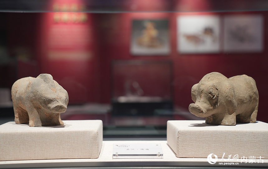 武川博物馆内的精美展品。人民网记者 张雪冬摄