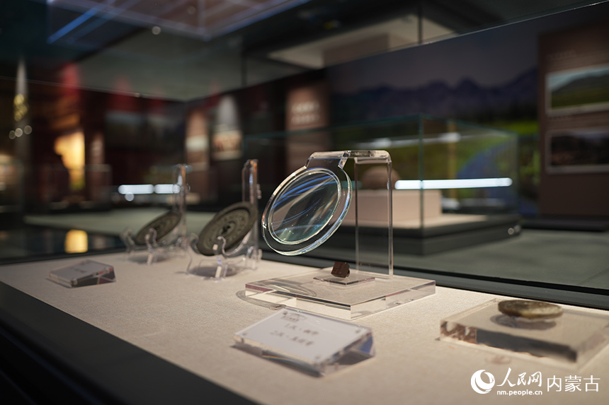 武川博物馆内的精美展品。人民网记者 张雪冬摄