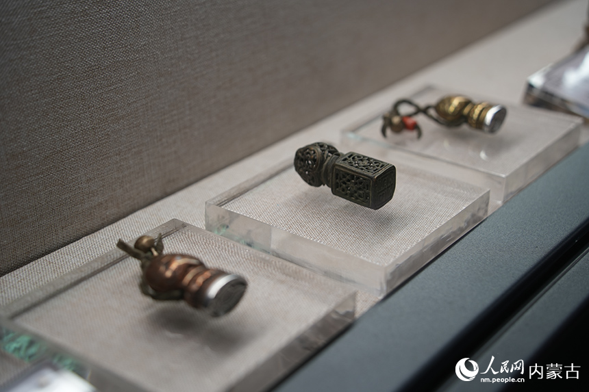 武川博物馆内的精美展品。人民网记者 张雪冬摄